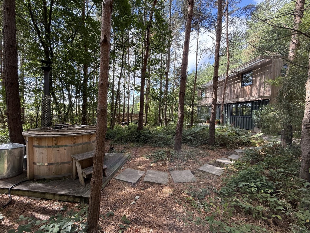 Lot: 188 - APPROX. ONE ACRE OF LAND IN SEMI-RURAL LOCATION WITH UNIQUE HOLIDAY RENTAL - Evergreen cabin front elevation & hot tub area